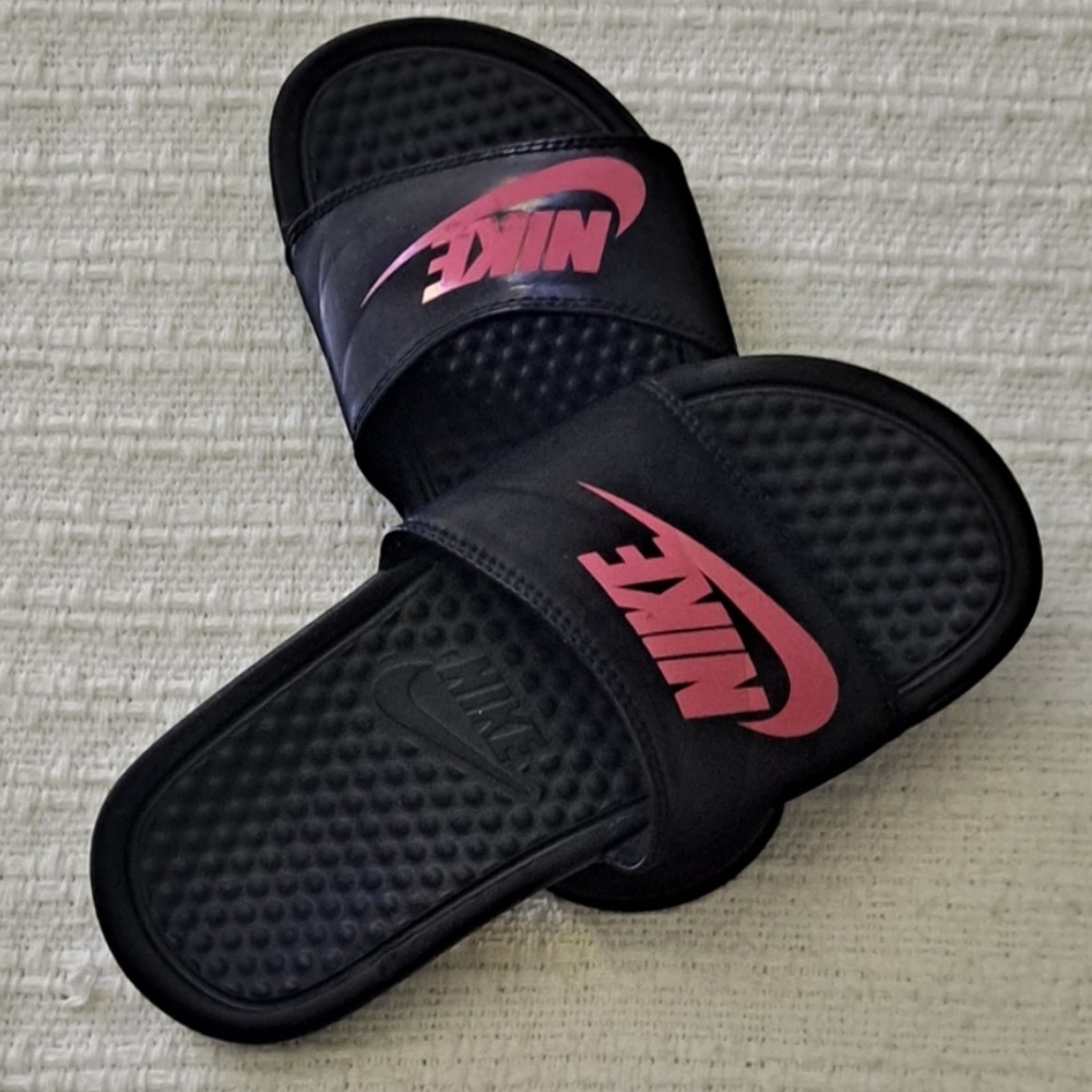 Nike womens size 6 slip-ons / slides